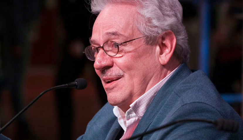  Un hombre blanco habla detrás de una mesa. Gonzalo Celorio impartiendo la conferencia ‘La literatura de la Ciudad de México’ en la 41a Feria Internacional del Libro de Buenos Aires en mayo de 2015. Antonio Nava / Secretaria de Cultura, CC BY-SA