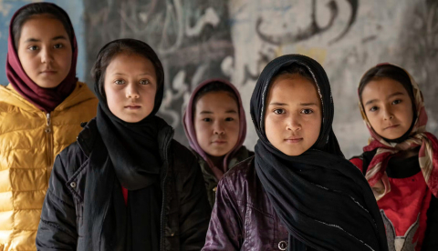 Unas alumnas afganas posan para una foto en un aula de Kabul, Afganistán, en diciembre de 2022. Los talibanes ordenaron a las mujeres de todo el país que dejaran de asistir a las universidades públicas y privadas hasta nuevo aviso. (AP Photo/Ebrahim Noroozi)