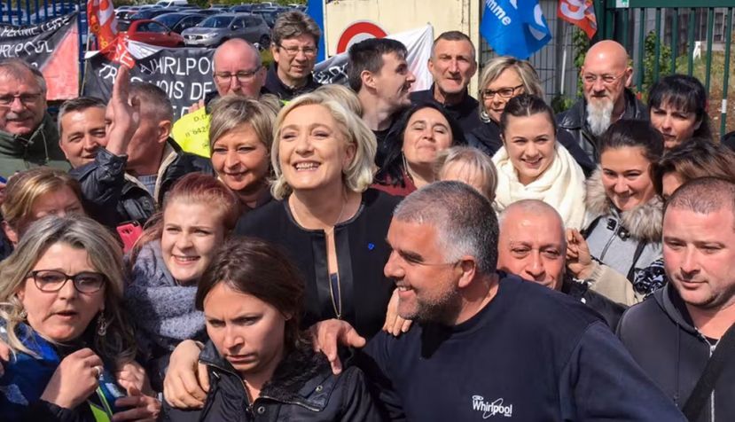A l'entre-deux tours, le 26 avril 2017, Marine Le Pen avait créé la surprise en rendant visite aux ouvriers et employés de l'usine Whirlpool à Amiens, bastion du candidat Macron qui s'y trouvait au même moment. AFP