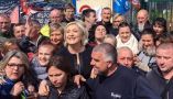 A l'entre-deux tours, le 26 avril 2017, Marine Le Pen avait créé la surprise en rendant visite aux ouvriers et employés de l'usine Whirlpool à Amiens, bastion du candidat Macron qui s'y trouvait au même moment. AFP