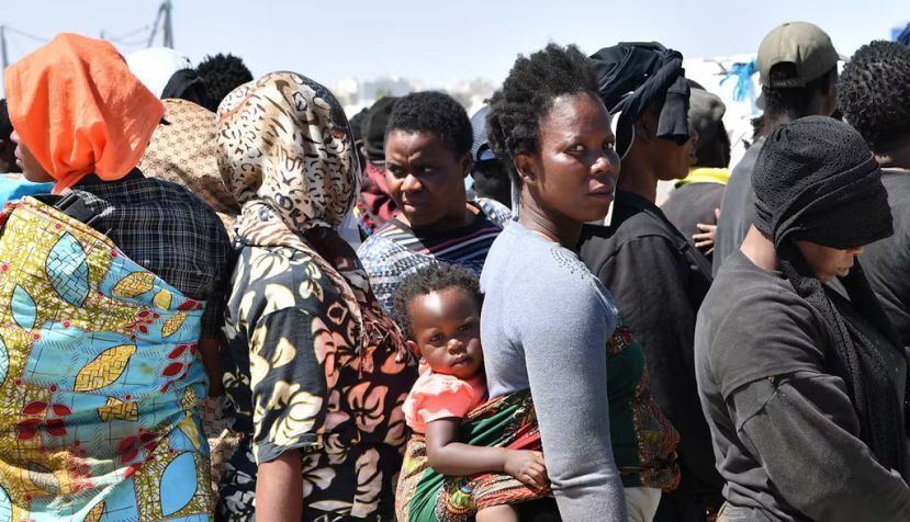  Des migrants d'origine africaine tentant de fuir vers l'Europe débarquent à Sfax d'un navire appartenant aux garde-côtes tunisiens, après avoir été interceptés par ces derniers en mer, le 10 août 2023. Fethi Belaid/AFP