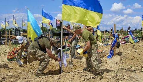Los ucranianos de a pie están comprometidos con la defensa de la soberanía de su país. EPA-EFE/Sergey Kozlov