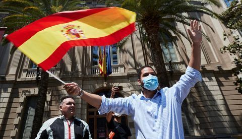 El diputado catalán de Vox Ignacio Garriga se manifiesta ante la Delegación de Gobierno, en el ámbito de la manifestación convocada este sábado, contra la gestión del Gobierno en la pandemia del coronavirus, en Barcelona. EFE/Alejandro García