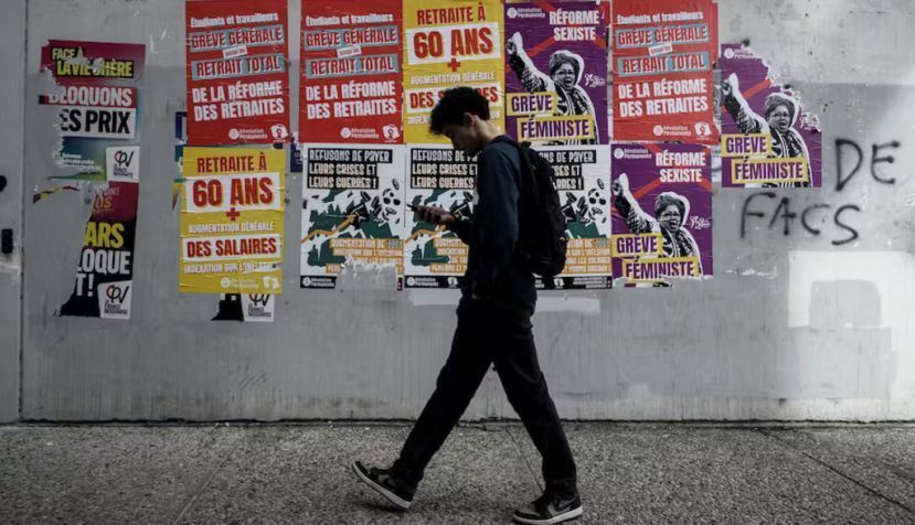 Des affiches appelant à la grève lors du blocage de l'université Bordeaux-Montaigne, à Pessac, le 15 mars 2023. AFP/Philippe Lopez
