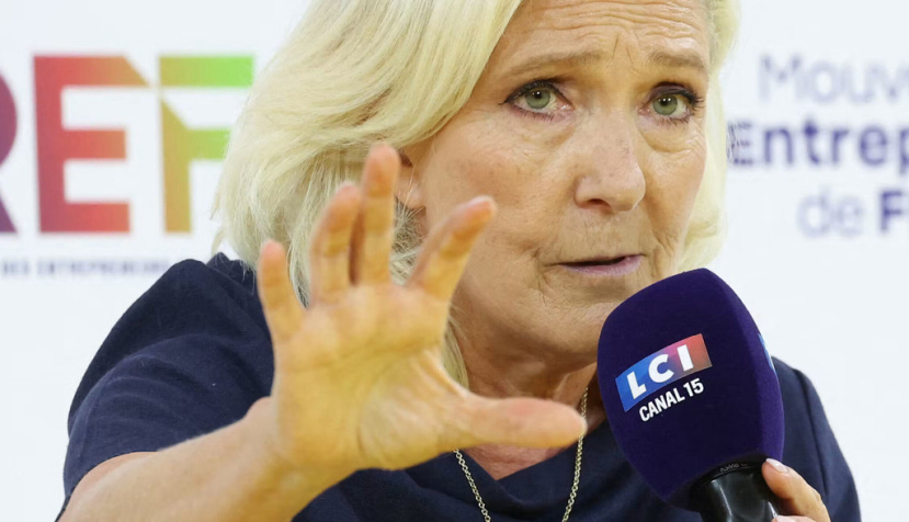 En cada elección presidencial, la Agrupación Nacional propone prohibir el velo islámico en espacios públicos. En la imagen, su candidata, Marine Le Pen, durante un debate organizado por la MEDEF (Confederación Empresarial Francesa) el 27 de agosto de 2026. Thomas Samson / AFP