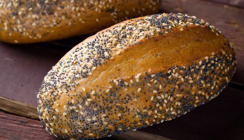 Pan con sésamo y semillas de amapola. Shutterstock / Iryna_Kolesova