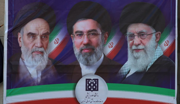 El 6 de abril de 2026, tuvo lugar una concentración en Teherán frente a un cartel que mostraba a Ruhollah Khomeini, el primer Líder Supremo de la República Islámica (1979-1989), Ali Khamenei (1989-2026) y Moqtaba Khamenei, nombrado a principios de marzo de 2026. AFP
