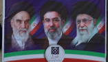El 6 de abril de 2026, tuvo lugar una concentración en Teherán frente a un cartel que mostraba a Ruhollah Khomeini, el primer Líder Supremo de la República Islámica (1979-1989), Ali Khamenei (1989-2026) y Moqtaba Khamenei, nombrado a principios de marzo de 2026. AFP