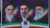 El 6 de abril de 2026, tuvo lugar una concentración en Teherán frente a un cartel que mostraba a Ruhollah Khomeini, el primer Líder Supremo de la República Islámica (1979-1989), Ali Khamenei (1989-2026) y Moqtaba Khamenei, nombrado a principios de marzo de 2026. AFP