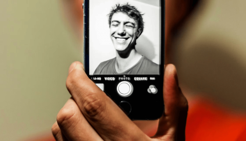 Cuando subimos una foto a una red social, igual no nos imaginamos todo lo que los algoritmos pueden deducir de nosotros solo por esa imagen. Antoine Beauvillain / Unsplash., CC BY