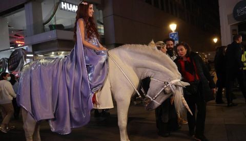 El rodaje de “De Caperucita a Loba” llena de unicornios la Gran Vía de Madrid