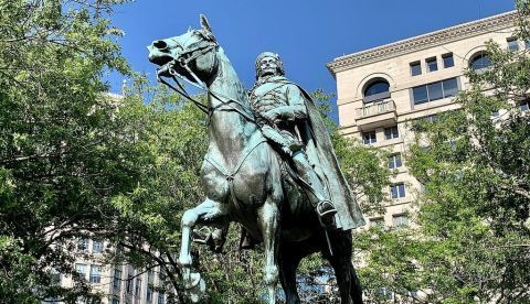 Estatua del general Pulaski en Freedom Plaza, Washington DC. / Wikipedia.
