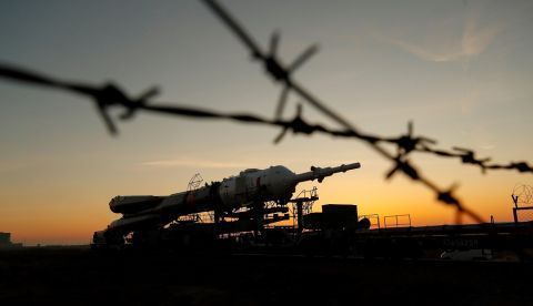 Se están llevando a cabo las operaciones de reemplazo en el equipo defectuoso del Soyuz, ha relatado en un comunicado Arianspace, uno de sus operadores; cinco horas antes del lanzamiento de mañana se hará una inspección técnica en el cohete, antes del llenado de combustible. EFE/ Sergei Ilnitsky