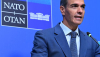  Pedro Sánchez hablando frente a un atril con el logo de la OTAN en la pared de fondo Pedro Sánchez en la reciente cumbre de la OTAN en Ankara, Turquía. La Moncloa