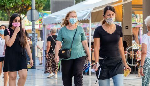 ¿Es una medida adecuada dejar de usar mascarillas al aire libre?