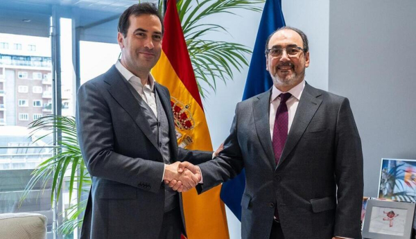 El vicepresidente primero y ministro de Economía, Comercio y Empresa, Carlos Cuerpo, y el presidente ejecutivo de CAF - Banco de Desarrollo de América Latina y el Caribe, Sergio Díaz-Granados. / © lamoncloa.gob.es. Ministerio de la Presidencia.