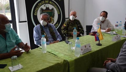 Fotografía cedida por el Ministerio de Defensa de Ecuador del ministro de Defensa de Ecuador, Oswaldo Jarrín (2-i), durante una visita al Batallón de Infantería Motorizada hoy, en la provincia de El Oro, en la frontera de Ecuador con Perú. 