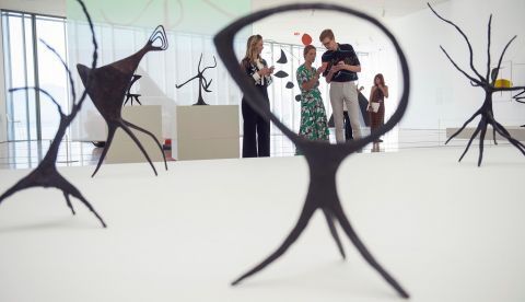 Varias personas observan las obras de "Calder Stories", una muestra que cubre cinco décadas de la trayectoria artÌstica de Alexander Calder, esta mañana en el Centro BotÌn de Santander. EFE 	   