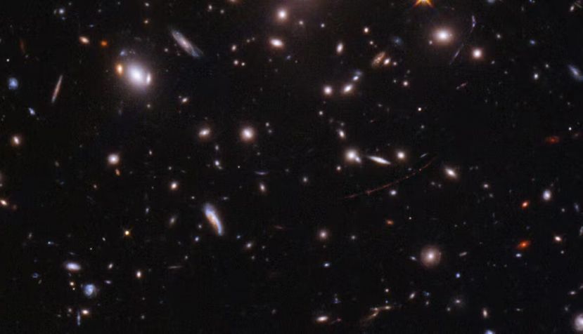 Imagen de la galaxia que albergó a la estrella primordial Eärendel, cuya luz ha sido detectada por el telescopio espacial Hubble tras viajar 12.900 millones de años. Wikimedia Commons / NASA, ESA, Brian Welch (JHU), Dan Coe (STScI)