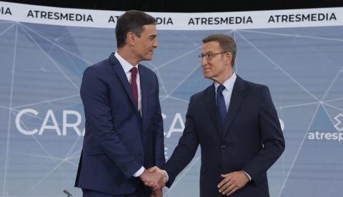 Un hombre y un robot
