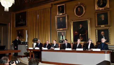 De izq a dch) Los estadounidenses William D. Nordhaus y Paul M. Romer premios Nobel de Economía; el británico premio Nobel de Química Sir Gregory P. Winter; los estadounidenses premios Nobel de Química George P. Smith y Frances H. Arnold; la canadiense premio Nobel de Física Donna Strickland y el francés premio Nobel de Física Gerard Mourou, ofrecen una rueda de prensa en la Real Academia de la Ciencia, en Estocolmo (Suecia), hoy, 7 de diciembre de 2018. Los Premios Nobel de Medicina, Física, Química y Economía se concederán en Estocolmo y el Premio de la Paz en Oslo el 10 de diciembre de 2018. EFE