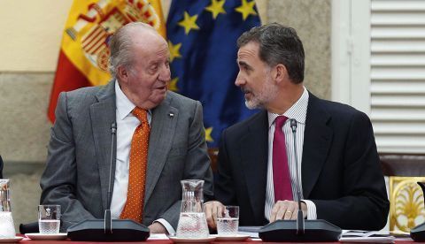 Fotografía de archivo, tomada el 14/05/2019, del rey Felipe VI (d) junto a su padre, el rey emérito Juan Carlos.