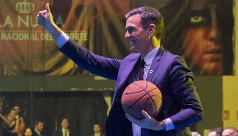 El presidente del Gobierno de España, Pedro Sánchez, saluda durante la Gala del Deporte Español de 2019. Wikimedia Commons / Pool Moncloa / Borja Puig de la Bellacasa
