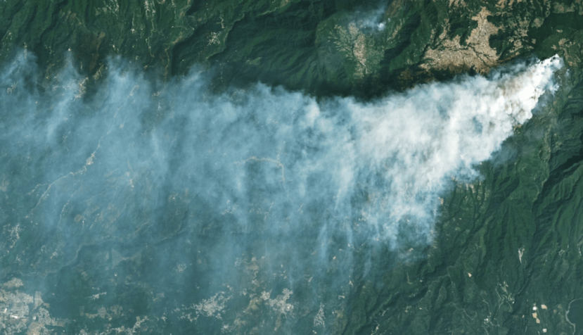 Humo de un incendio que se eleva de una zona montañosa en una imagen de satélite Incendio en Guatemala en febrero de 2024. NASA, CC BY-NC-SA