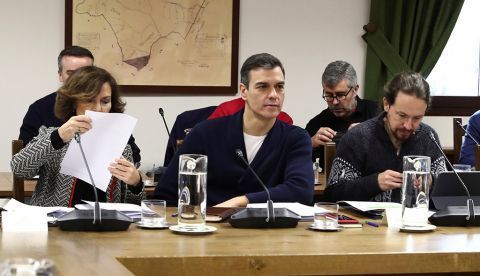 El presidente del Gobierno, Pedro Sánchez (c), acompañado por la vicepresidenta primera y ministra de la Presidencia, Carmen Calvo (i), y del vicepresidente de Derechos Sociales y Agenda 2020, Pablo Iglesias (d), en una imagen de archivo.