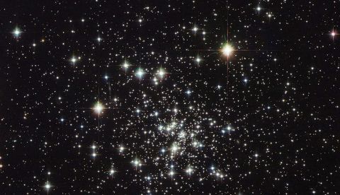 Detectan una estrella "vampiro" a unos 3.000 años luz de la Tierra. EPA/GILLES CHAPDELAINE/ESA/HUBBLE &amp; NASA/Archivo