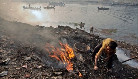 DHAKA (BANGLADESH), 29/07/2020.- Fotografía cedida por el Fondo de las Naciones Unidas para la Infancia (Unicef) donde aparece un niño quemando basura mientras está parado sobre un montón de escombros a orillas del río Buriganga, en Hazaribagh, un subdistrito del distrito central de Dhaka, Bangladés. Un tercio de los niños del mundo, unos 800 millones en total, están intoxicados con plomo, una neurotoxina que puede causar daños irreparables en el cerebro, según alerta un informe publicado este miércoles por Unicef y la ONG Pure Earth. EFE/Shehzad Noorani/Unicef