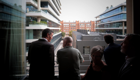 El presidente del Gobierno, Pedro Sánchez, durante la visita a uno de los pisos de la promoción de viviendas de alquiler asequible. | Pool Moncloa / Sandra Armada. Barcelona - 28.9.2026