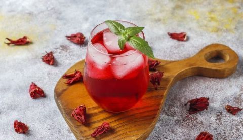 Té de hibisco frío con hojas de albahaca y hielo. Image by azerbaijan_stockers on Freepik, FAL