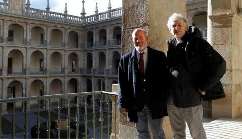 Los investigadores del yacimiento de Atapuerca , Ignacio Martínez (i), y Juan Luis Arsuaga (d), ayer en la Universidad de Alcalá, donde se ha firmado el convenio entre la Universidad de Alcalá y HM Hospitales por el que se crea la cátedra de Otoacústica Evolutiva y Paleontropología. EFE