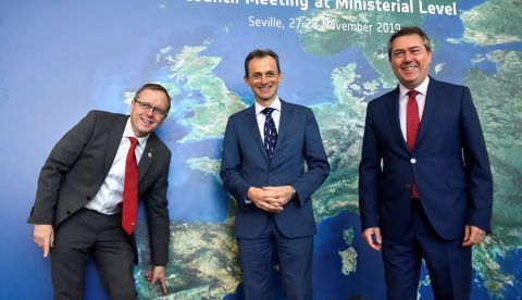 El director general de la Agencia Espacial Europea (ESA), Jan Wörner (i), el ministro de Ciencia, Innovación y Universidades, Pedro Duque (c) y el alcalde de Sevilla, Juan Espadas (d), posan este miércoles durante el Consejo ministerial de la agencia, que tiene el objetivo de aprobar un presupuesto de 14.300 millones de euros para los próximos cinco años para implicarse en proyectos vinculados a la luna, las ondas gravitacionales o los lanzadores. EFE/Raúl Caro