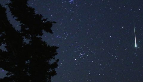 Un meteorito ilumina el cielo sobre la cima de una montaña cerca de Park City, Utah. Crédito: NASA/Bill Dunford