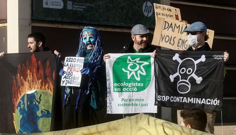 Miembros del colectivo Fridays For Future protestan por no haber sido invitados a las puertas de la primera Cumbre Catalana de Acción Climática. EFE/Quique Garcia