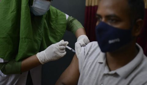 El viaje de un vial de Pfizer desde un laboratorio en Missouri hasta el brazo de una persona en Bangladesh