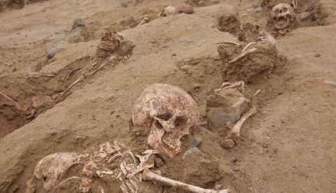 Hallan 76 tumbas de niños sacrificados por la cultura chimú en Perú
