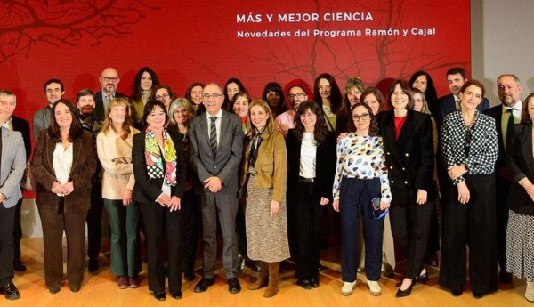 La ministra de Ciencia, Innovación y Universidades, Diana Morant, junto a otros participantes en el acto de presentación de las novedades del Programa Ramón y Cajal. / © lamoncloa.gob.es. Ministerio de la Presidencia.