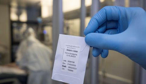 Una enfermera muestra una dosis de hidroxicloroquina. EFE/Marcial Guillén