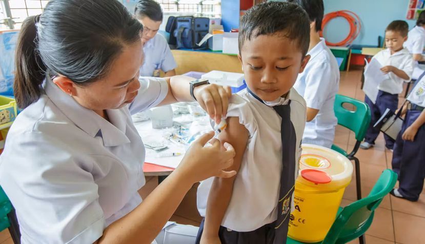 Un niño recibe la vacuna BCG, la única actualmente aprobada contra la tuberculosis. Yusnizam Yusof / Shutterstock