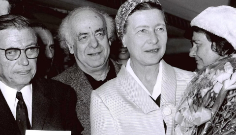 Simone De Beauvoir, junto al filósofo Jean Paul Sartre y los escritores Avraham Shlonsky y Lea Goldberg, recibe un ramo de flores a su llegada a Israel en 1967. Moshe Milner/ National Photo Collection of Israel, Photography dept. Government Press Office