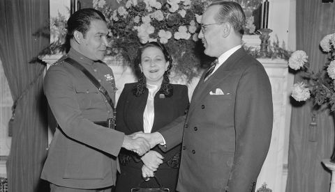 Batista (izquierda) con su primera esposa Elisa Godinez-Gómez durante una visita a Washington D. C. en 1938. / WIkipedia