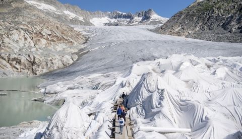 El glaciar del Ródano, en los Alpes suizos, cubierto con lonas para protegerlo de un mayor derretimiento debido al calentamiento global. EFE/URS FLUEELER/Archivo.