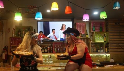 Ronda Di (d), acompañada de su compañera Dani (i), atienden a comensales durante una jornada laboral, el 23 de julio de 2020, en el Bar Tijuana en Ciudad de México (México). EFE/Sáshenka Gutiérrez