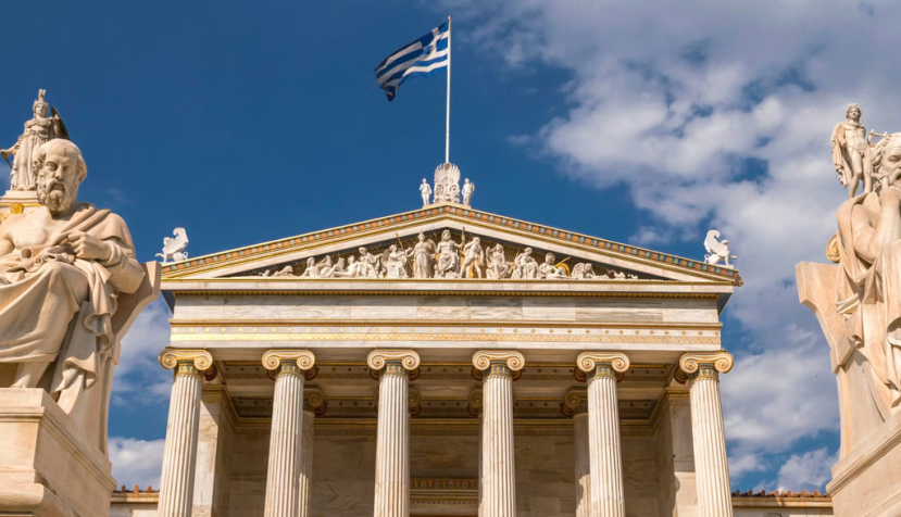 La moderna Academia de Atenas está flanqueada por Platón (izquierda) y Sócrates (derecha). Este edificio es un homenaje a la antigua Academia de Platón, considerada la primera universidad de Occidente. En su frontispicio se podía leer en griego: “Nadie entra aquí que no sepa geometría”. ColorMaker/Shutterstock