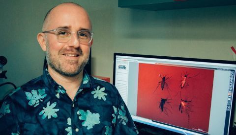 Fotografía cedida por la Universidad Internacional de Florida (FIU) donde aparece el brasileño Andre Luis Da Costa mientras posa junto a una computadora con imágenes de mosquitos en el Laboratorio de mosquitos en Miami, Florida. Un grupo internacional de científicos desarrolló un método para atraer y matar a los mosquitos hembra usando como cebo la geosmina, la esencia microbiana más común del planeta, más conocida popularmente como "olor a lluvia". La investigación, según idndicó a Efe, permitió comprobar que este componente orgánico es especialmente atractivo para las hembras de mosquito que buscan poner huevos. EFE/FIU