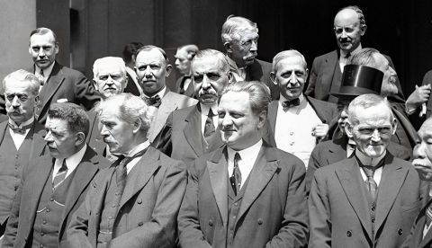Primera fila, segundo de izquierda a derecha, Ramsay MacDonald. / Archivo.