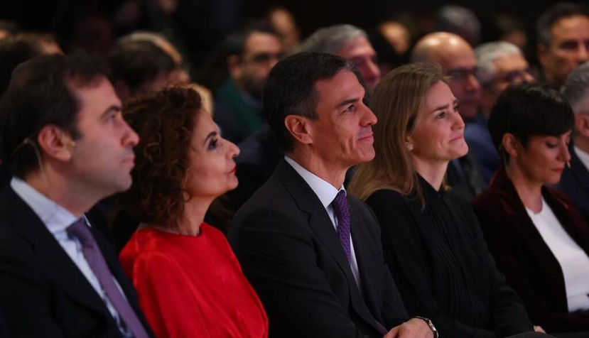 El presidente del Gobierno, Pedro Sánchez, junto a las vicepresidentas primera y tercera, María Jesús Montero y Sara Aagesen, en la presentación del fondo 'España Crece'. / © Moncloa/Fernando Calvo